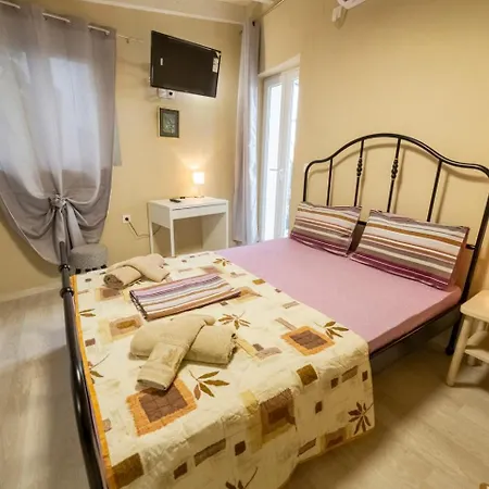 Theodora Apartman Ágios Matthaíos